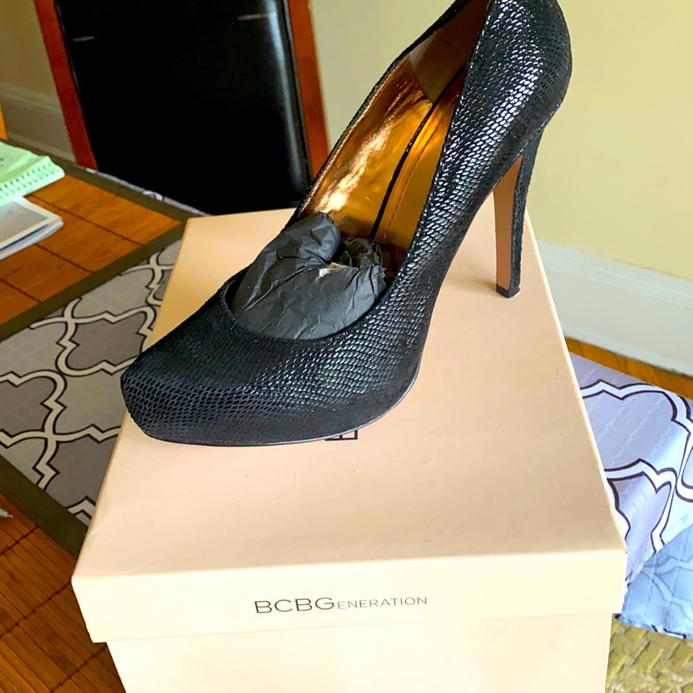 BCBG SIZE 91/2  never worn in box